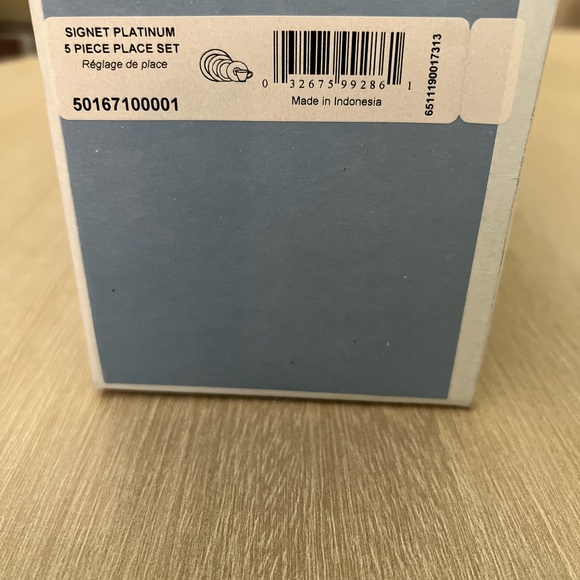 Wedgwood China Signet Platinum 5 Piece Place Setting - Picture 3 of 6